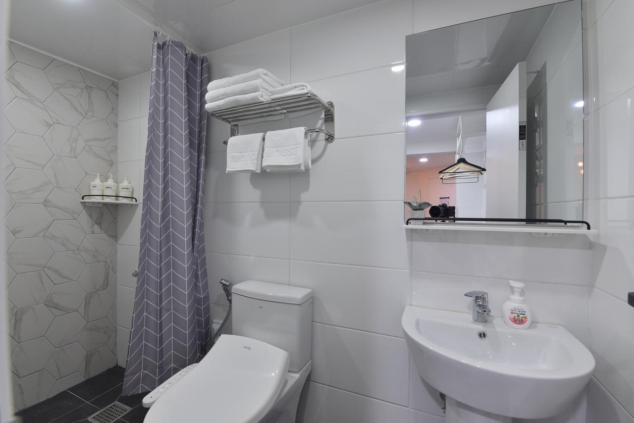 Отель Mono House Hongdae 5 Сеул Экстерьер фото