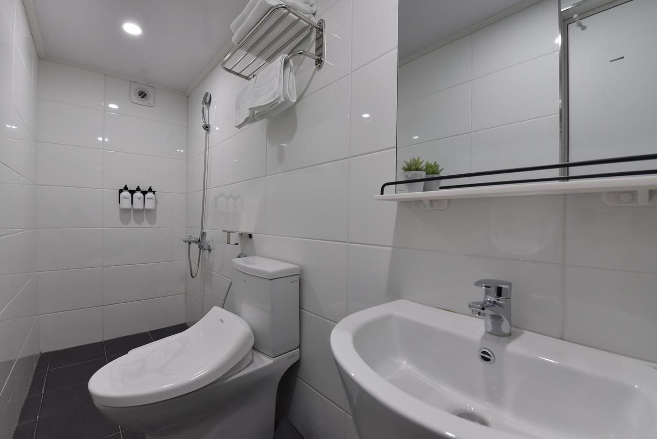 Отель Mono House Hongdae 5 Сеул Экстерьер фото