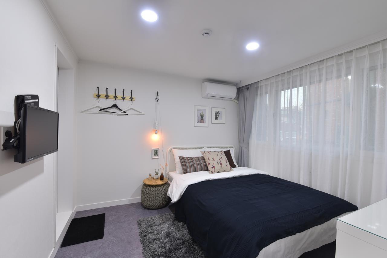 Отель Mono House Hongdae 5 Сеул Экстерьер фото