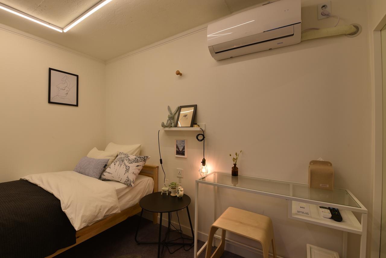 Отель Mono House Hongdae 5 Сеул Экстерьер фото