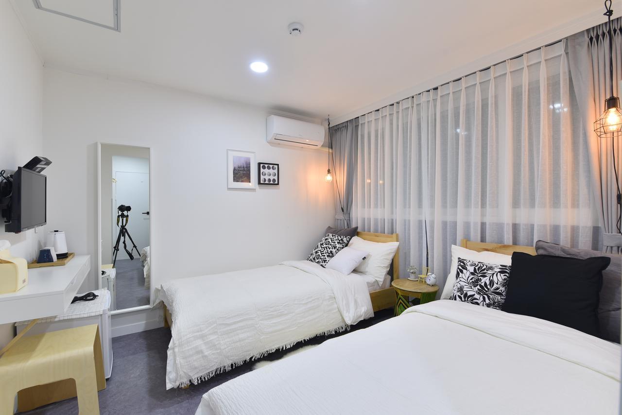 Отель Mono House Hongdae 5 Сеул Экстерьер фото
