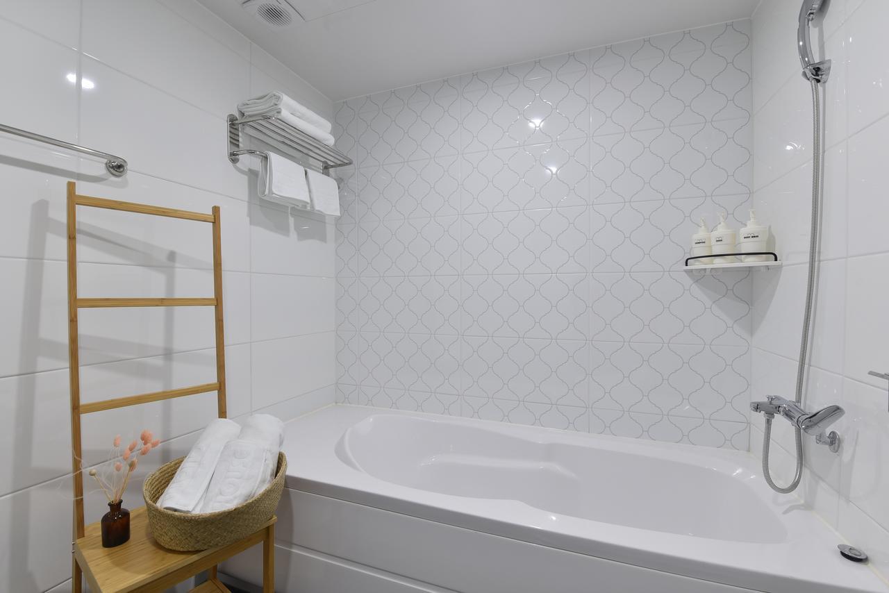 Отель Mono House Hongdae 5 Сеул Экстерьер фото