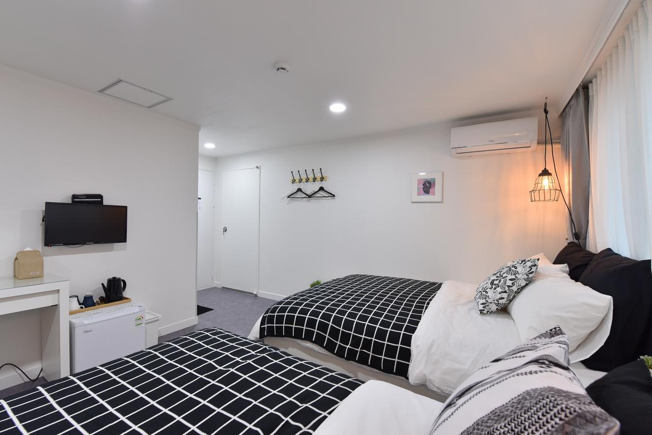 Отель Mono House Hongdae 5 Сеул Экстерьер фото