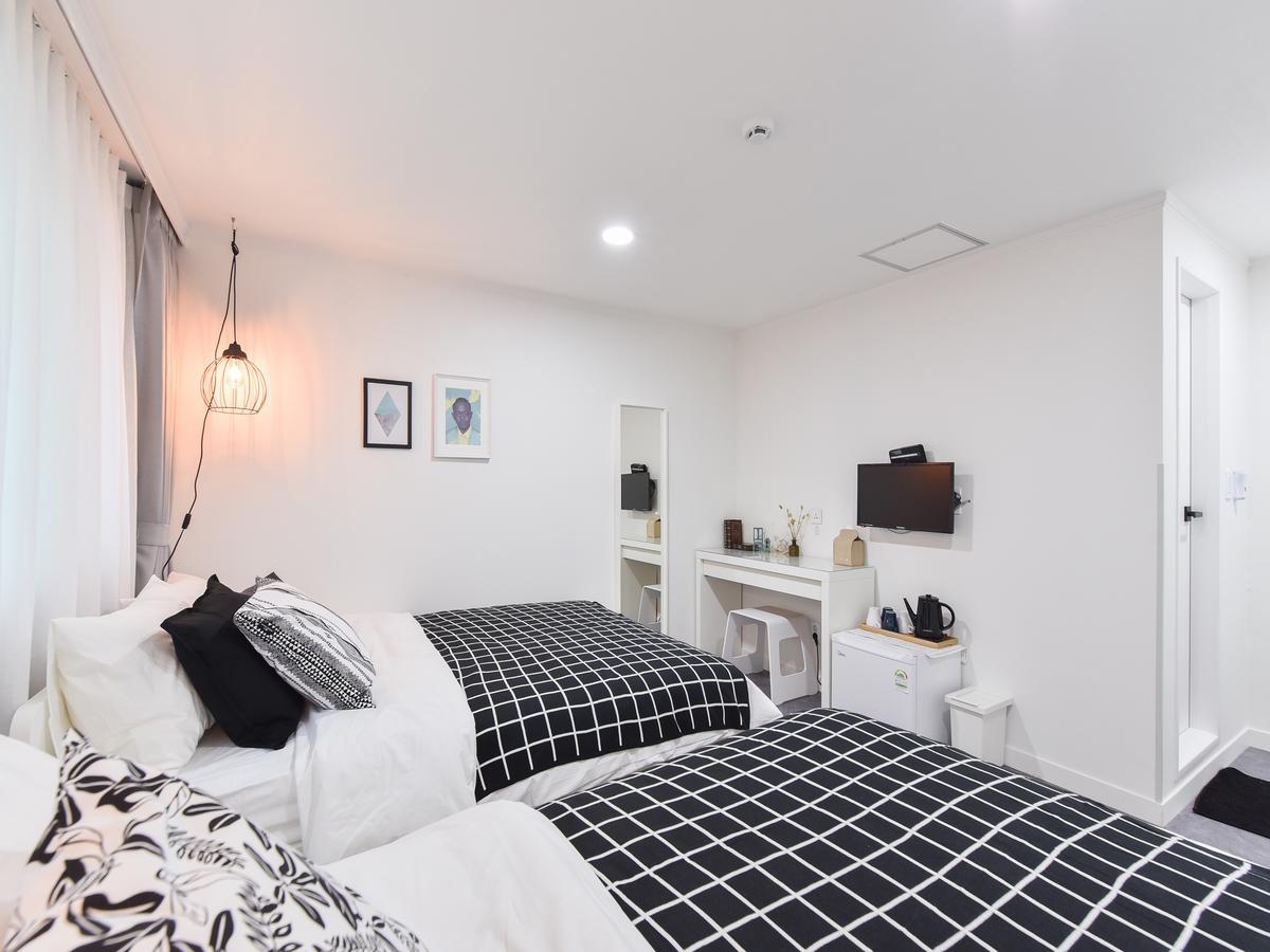 Отель Mono House Hongdae 5 Сеул Экстерьер фото