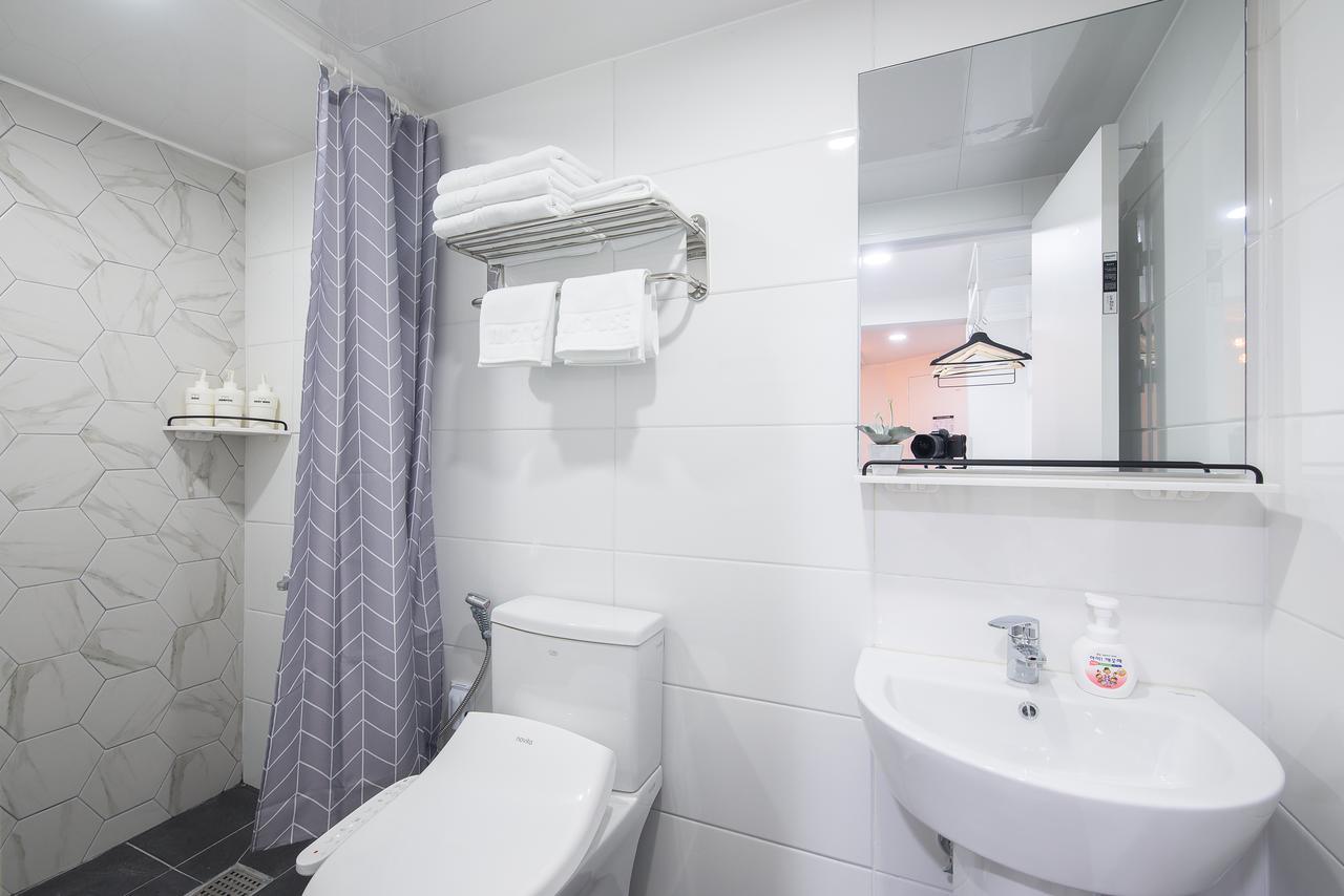 Отель Mono House Hongdae 5 Сеул Экстерьер фото